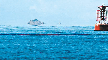 大鵬灣出現海市蜃樓，海面出現一個與魚形相似的海島。