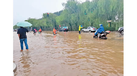 北京市內多條街道水浸。