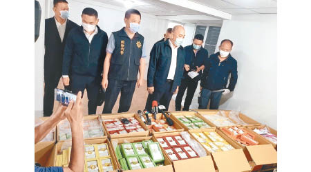 曼谷：警方展示大批搜獲毒品。