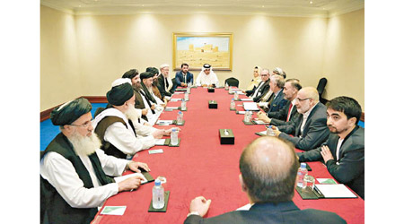 阿富汗政府代表團（右方）與塔利班代表團（左方）會晤。