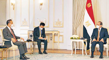 中國國務委員兼外長王毅（左）訪問埃及，與埃及總統西西（右）會面。