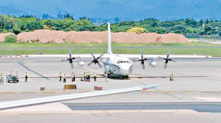 美軍民用版C130大力士型運輸機抵台。（中時電子報圖片）