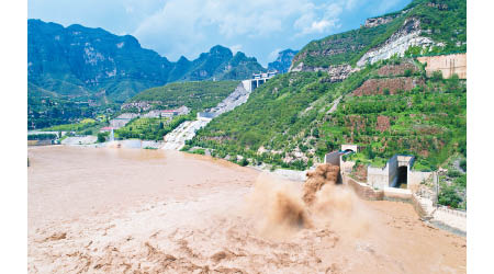 河南鄭州持續暴雨，當局把防汛應急響應提升。