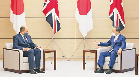 華禮仕（左）與菅義偉（右）在東京會面，談及多項議題。