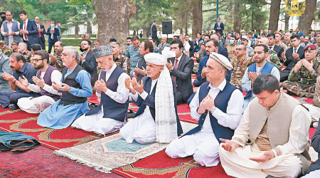 艾哈邁德扎伊（前排右三）在總統府內祈禱。