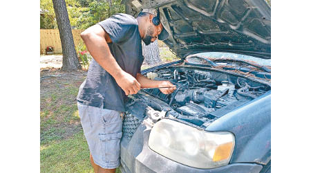 米德爾頓閒時修理汽車。