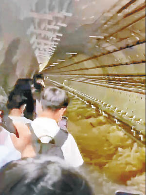 乘客徒步撤離地鐵隧道。