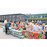 當局把大批救援物資送往列車。