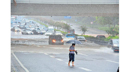 查帕卡登陸廣東期間，深圳市出現狂風暴雨。（中新社圖片）