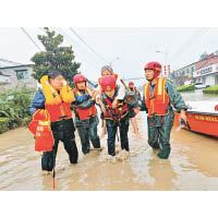 湖北襄陽的消防員到河南救人。（中新社圖片）