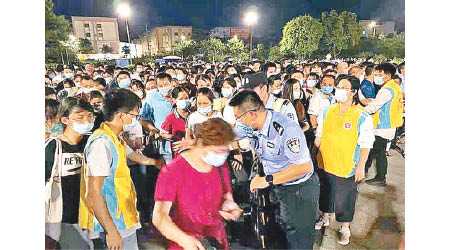 廣東中山市大批民眾排隊檢測。