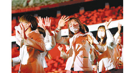 日本隊：女運動員向觀眾打招呼。