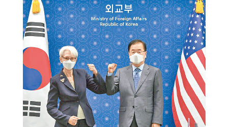 舍曼（左）日前到訪首爾，與南韓外長鄭義溶（右）會面。
