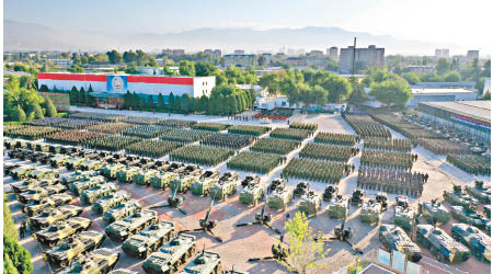 塔吉克斯坦軍人在首都杜尚別集結。