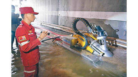 職員在鄭州京廣北路隧道用機械抽走積水。（中新社圖片）