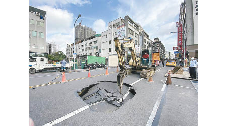 水利局派員修補路面。