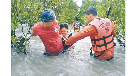 救援人員在菲律賓中部救出災民。