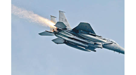 F15E戰機起飛後，後燃器出現離奇火光。