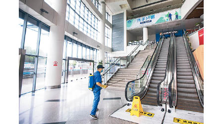 清潔人員在南京汽車客運站消毒。