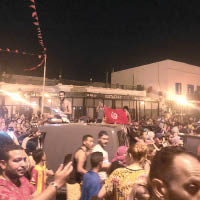 突尼斯民眾上街慶祝解散國會。