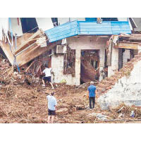 王宗店村內房屋被洪水沖毀。