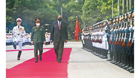 奧斯汀（右）與潘文江（中）檢閱越軍儀仗隊。