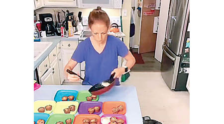一名母親把準備早午餐的過程拍成短片，放上網分享。