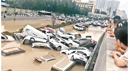 特大暴雨沖毀鄭州市大量汽車。