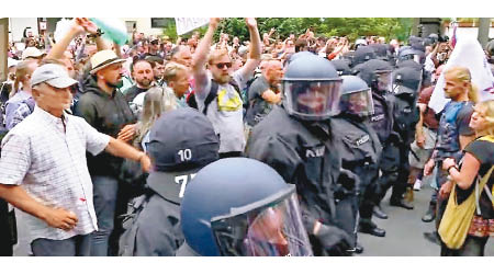 群眾包圍防暴警員。