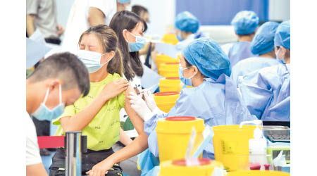 在重慶，一名女士準備接種疫苗。