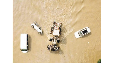 河北洪災令大量汽車被淹沒。