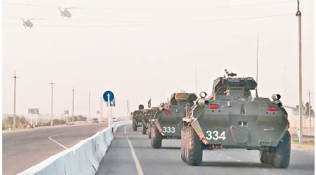 烏茲別克裝甲車前往演習地點。