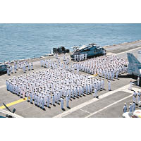 美軍：船員在卡爾文森號甲板上列隊。