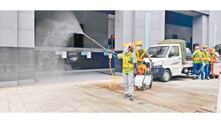 台北：台北市政府派人到街頭消毒。（中時電子報圖片）