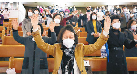 首爾有信徒戴上口罩，出席教會活動。