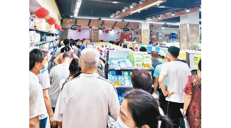 許昌：超市擠滿購物的顧客。