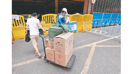 武漢市工作人員把物資送到封閉小區。
