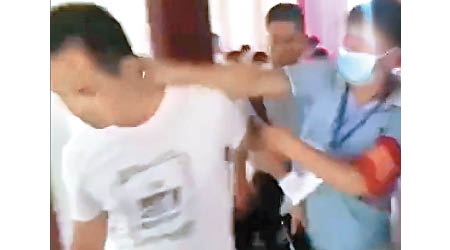 安徽：老師（左）遭執法人員鎖頸。