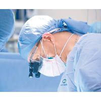 醫院為舒費爾伯格進行腎臟移植手術。