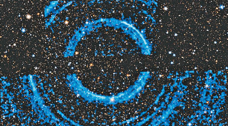 圖像顯示，天鵝座V404聯星系統的黑洞外有同心環形天體。