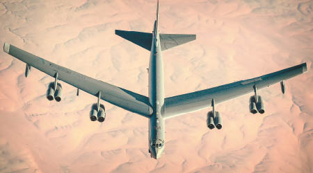 美軍B52戰略轟炸機（圖）出動空襲塔利班據點。