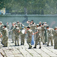 大批學生在基地內接受軍事訓練。