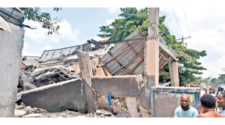 地震劇烈，沿岸城市萊凱有建築物整幢倒塌。