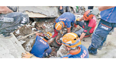救援人員在瓦礫下分秒必爭救人。