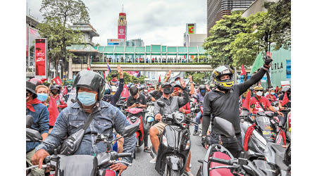 大型車隊於曼谷街頭示威。