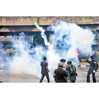 警方出動催淚彈驅散示威者。