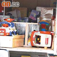 單是Lucas的物件、家具及玩具跑車等，已出動了數架貨車來搬運。