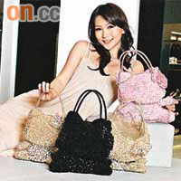 （上）34cm粉紅色Raso Kitty Wirebag	$5,495<BR>（中）34cm黑色Brillante Kitty Wirebag	$7,695<BR>（左右）34cm香檳金Brillante Kitty Wirebag	$8,795<BR>Anteprima針織連身裙 底 $7,695 面	$5,495