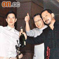 張家輝和老闆楊受成及廖啟智慶祝獲獎。