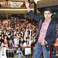 城城在新加坡宣傳個唱，商場內逼滿過千名fans。